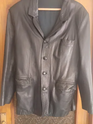 Chaqueta de piel tipo blazer hombre.