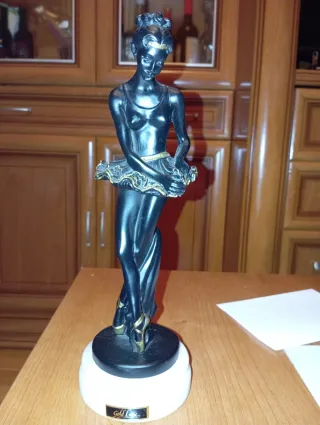 Figura Bailarina Negra y Dorada