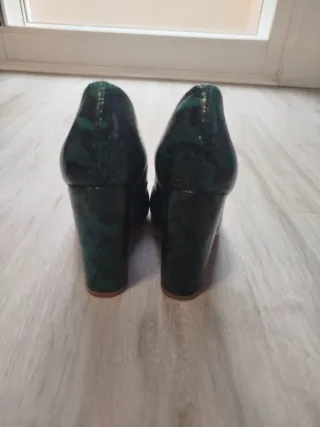 Zapatos de tacón EGO serpiente verde esmeralda.37