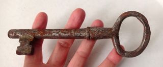 Antigua y RARA llave GRANDE de cuadra o arcón