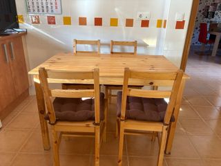 Mesa de cocina de madera con 4 sillas