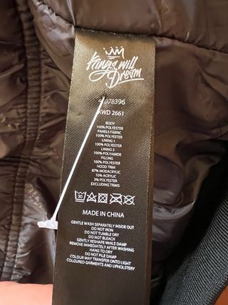 Chaqueta roja con capucha y pelo