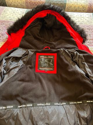 Chaqueta roja con capucha y pelo