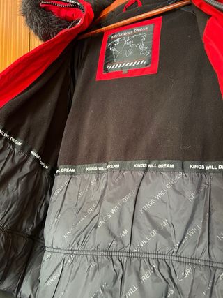 Chaqueta roja con capucha y pelo