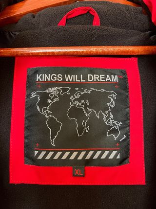 Chaqueta roja con capucha y pelo