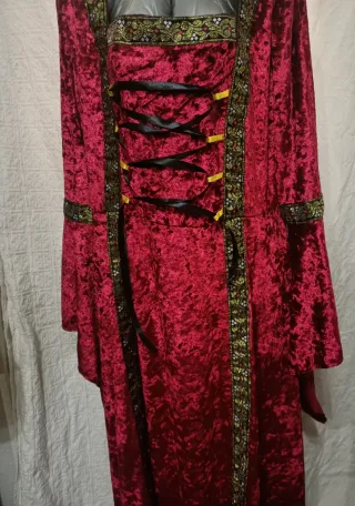 Vestido medieval gótico rojo y dorado