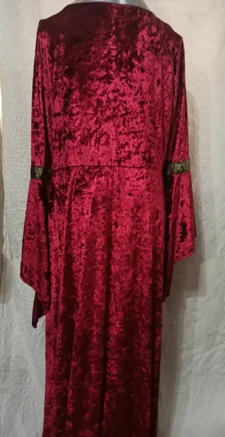 Vestido medieval gótico rojo y dorado