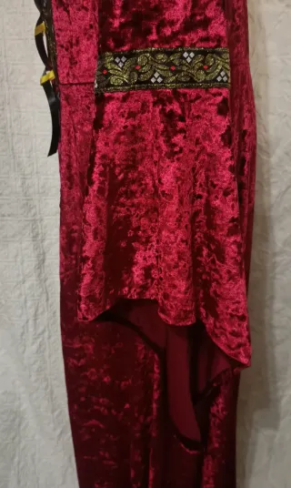 Vestido medieval gótico rojo y dorado