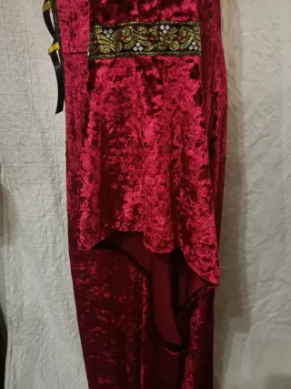 Vestido medieval gótico rojo y dorado