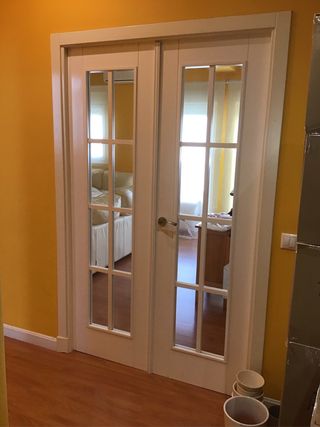Puertas lacadas en blanco.