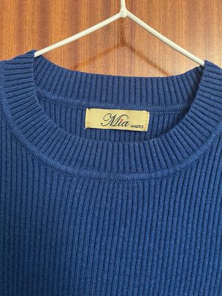 Jersey azul intenso con volantes