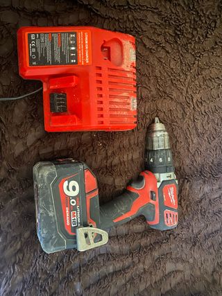 Taladro Milwaukee M18 9.0Ah + Cargador
