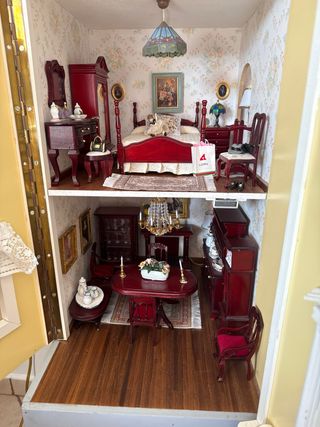 Casa de muñecas amarilla con iluminación