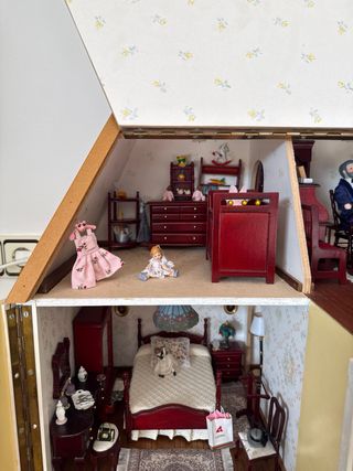 Casa de muñecas amarilla con iluminación