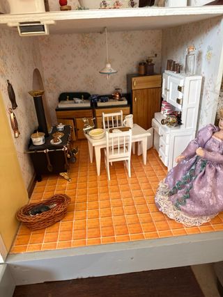 Casa de muñecas amarilla con iluminación