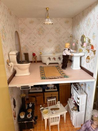 Casa de muñecas amarilla con iluminación