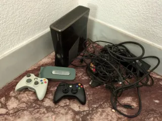 Xbox 360 con controller e cavi