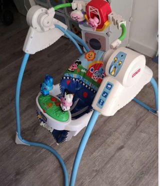 Columpio para bebé con juguetes
