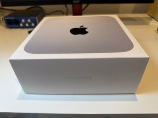 Mac Mini Apple Plata 2024 y monitor de 27”