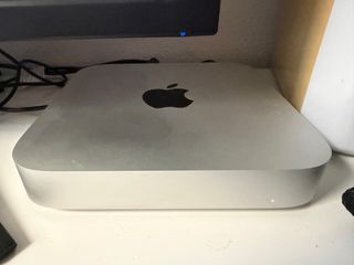 Mac Mini Apple Plata 2024 y monitor de 27”