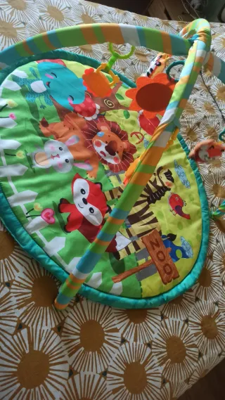 Gimnasio para bebé con juguetes
