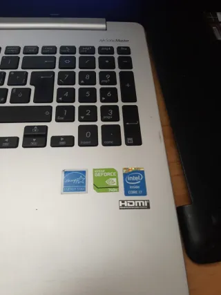 Tre computer macbook e due Asus