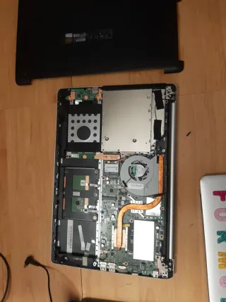 Tre computer macbook e due Asus