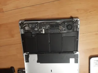 Tre computer macbook e due Asus