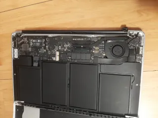 Tre computer macbook e due Asus