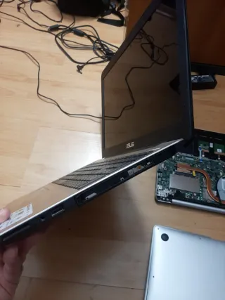 Tre computer macbook e due Asus