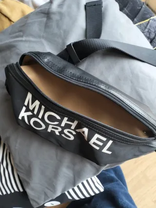 Riñonera Michael Kors Negra