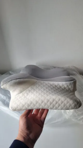 Cuscino cervicale ergonomico