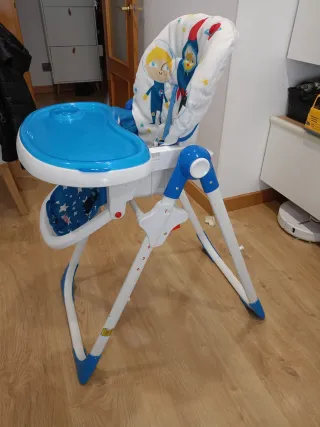 Trona de bebé plegable con diseño espacial
