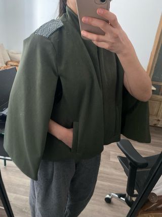 Capa artesanal hecha en México.