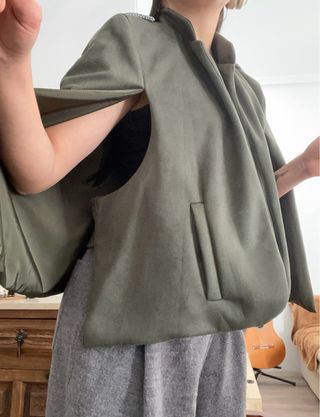 Capa artesanal hecha en México.