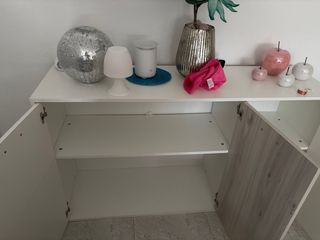 Mueble de salón blanco y madera