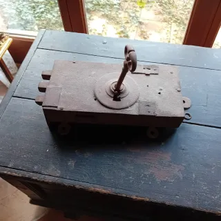Cerradura antigua de hierro con llave