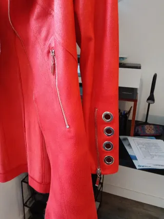 Chaqueta larga efecto piel roja Talla M