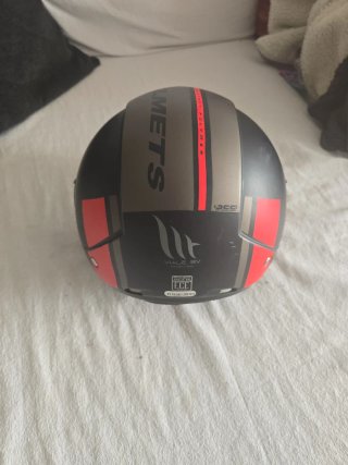 Casco Moto MT Negro y Rojo