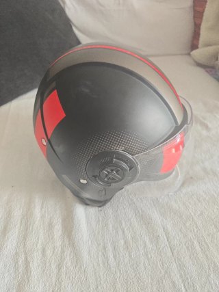 Casco Moto MT Negro y Rojo