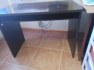 Escritorio de madera oscuro