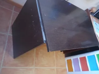 Escritorio de madera oscuro