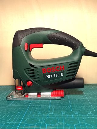 Sierra de calar BOSCH PST 680 E + 11 hojas sierra