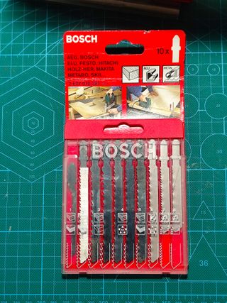 Sierra de calar BOSCH PST 680 E + 11 hojas sierra