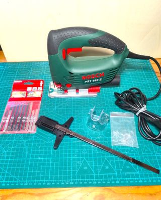 Sierra de calar BOSCH PST 680 E + 11 hojas sierra