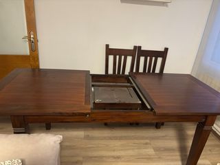 Mesa de salón con 4 sillas