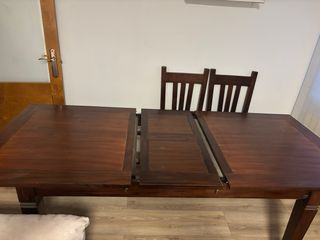 Mesa de salón con 4 sillas