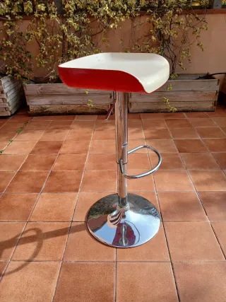 Taburete estilo bar rojo y blanco