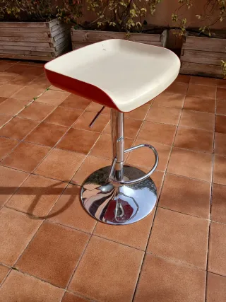 Taburete estilo bar rojo y blanco