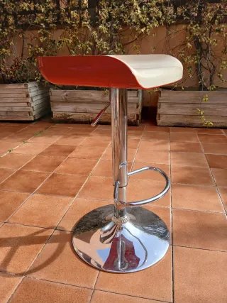 Taburete estilo bar rojo y blanco